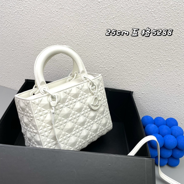 ディオールバッグ側面デザイン